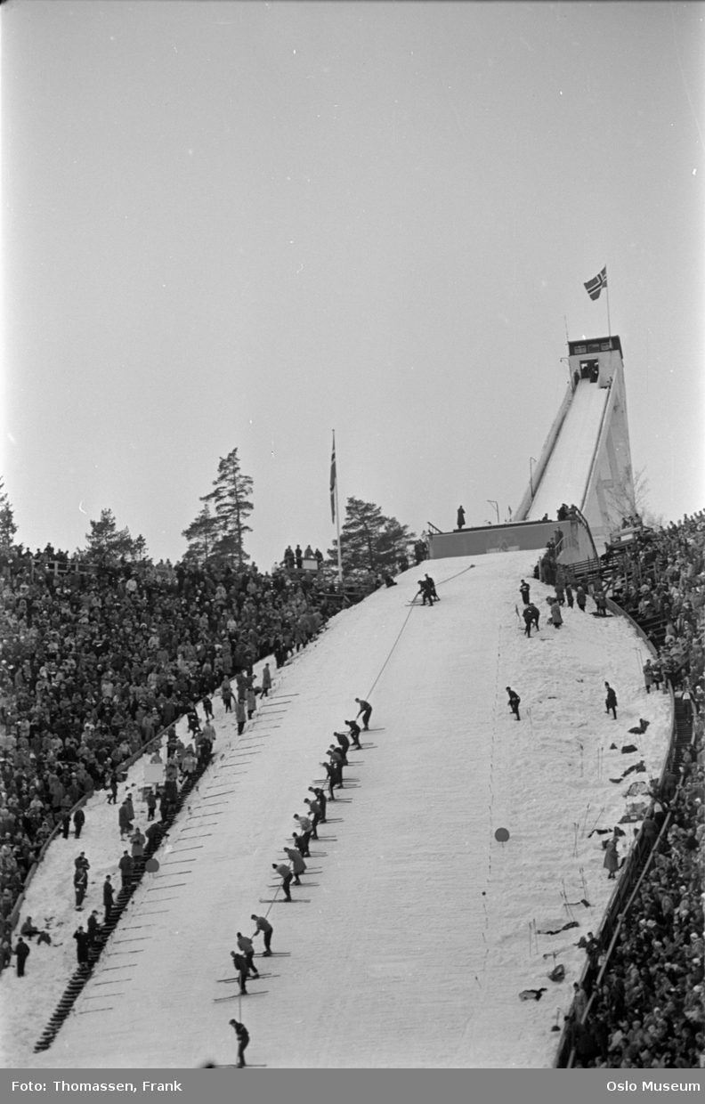 Holmenkollbakken, Holmenkollrennet, preparering av bakken, tribuner, publikum, snø