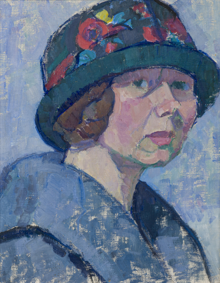 Selvportrett av Sara Fabricius som viser kunstneren fra byste og opp i halv profil. Kunstneren har blå bekledning og hatt med flere farger. 