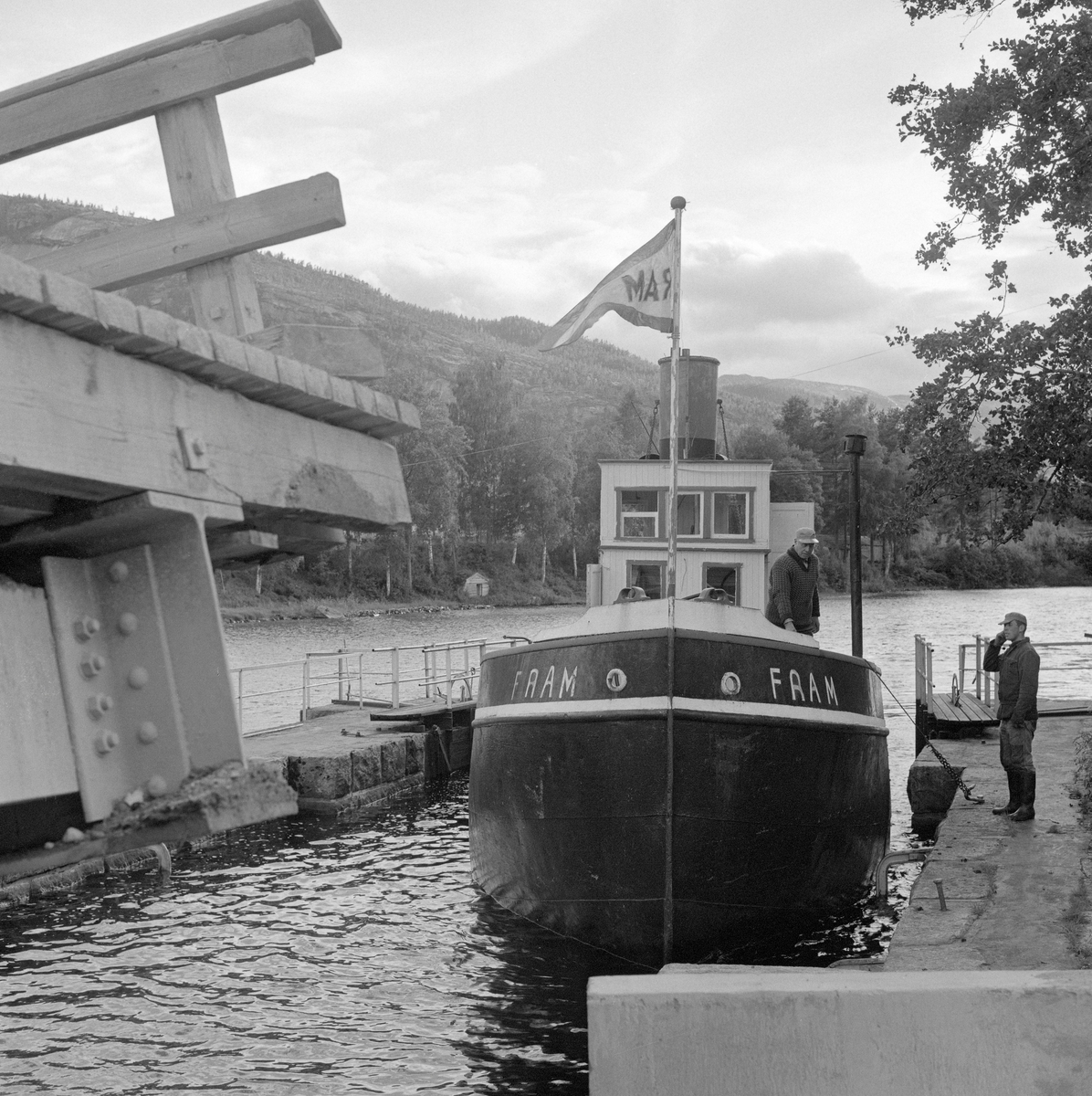 Slepebåten Fram går gjennom Storstraum sluser ved Vråvatn, Kviteseid kommune, Telemark siste gang det ble fløtt gjennom Arendalsvassdraget.