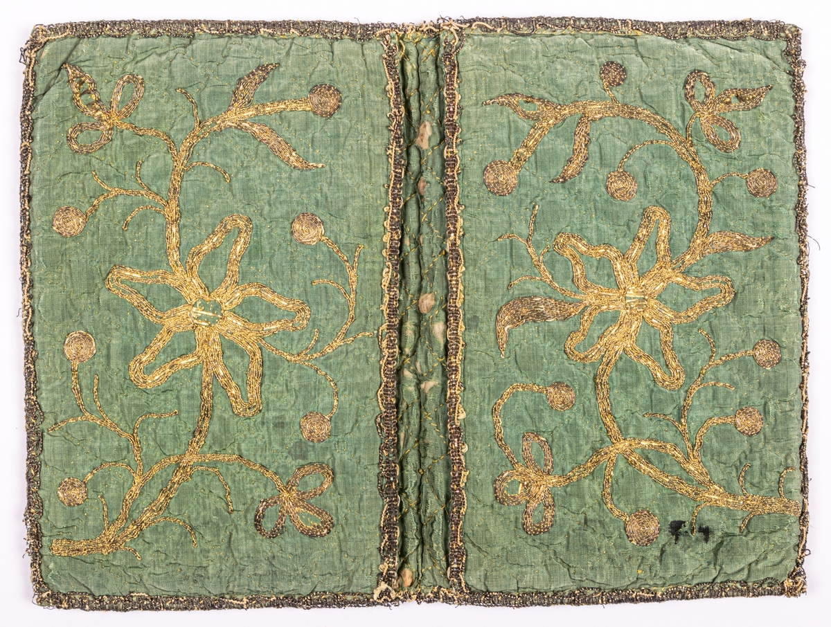 Plånbok av grönt siden med guldbroderi, vadderad och stickad i rutor.