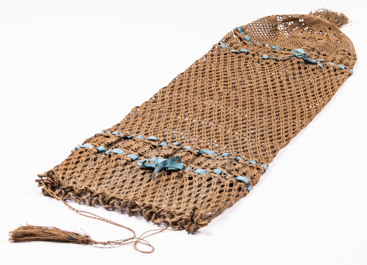 Kragpåse, virkad av brunt garn, med iträdda ljusblå sidenband. Från sekelskiftet 1900.