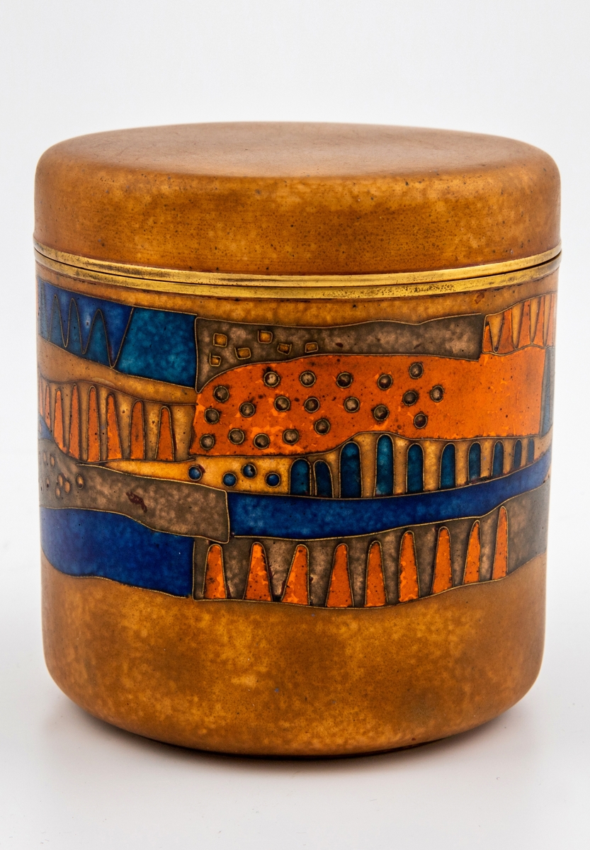 Geometrisk motiv i et belte av border rundt sylinderformen, med tagger, felt og prikker i gull, oransje og mørkeblått.