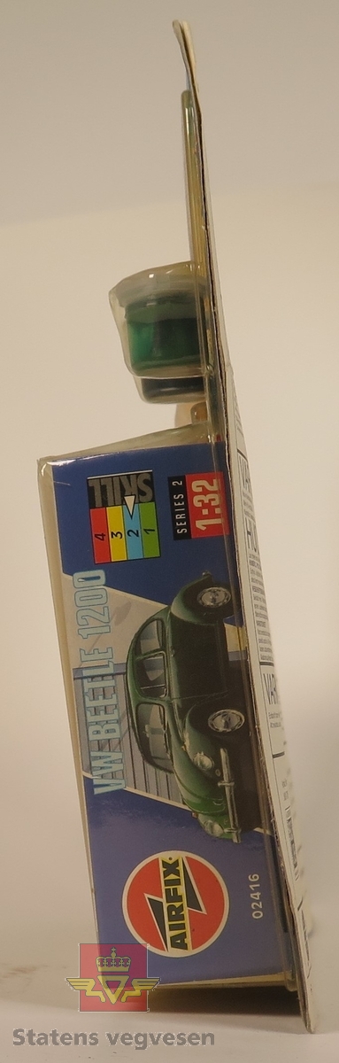 Modellbyggesettet består av en miniatyr modell av en vw beetle i deler, en tube med lim og 2 separate malingsconteinere. Den ene conteineren er grønn maling og den andre består av blå maling. Delene inne i boksen er laget av plast. Skala 1:32.