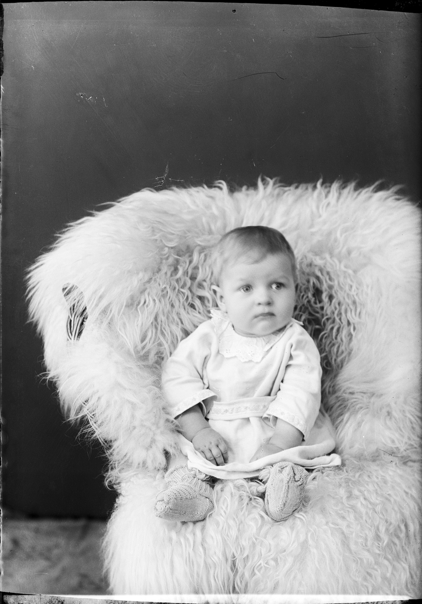 Ateljéporträtt - barn till båtbyggare Johansson från Östhammar, Uppland 1922