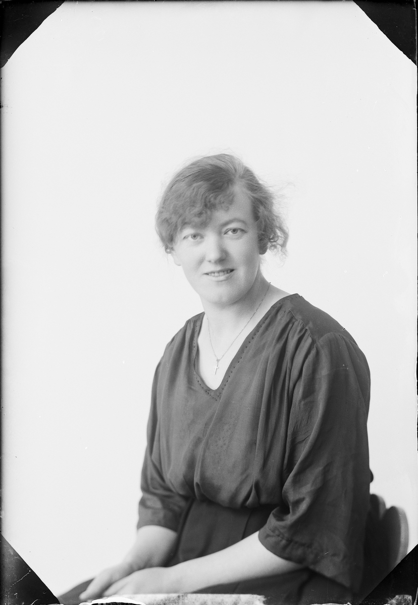 Ateljéporträtt - Judit Eriksson från Östhammar, Uppland 1921