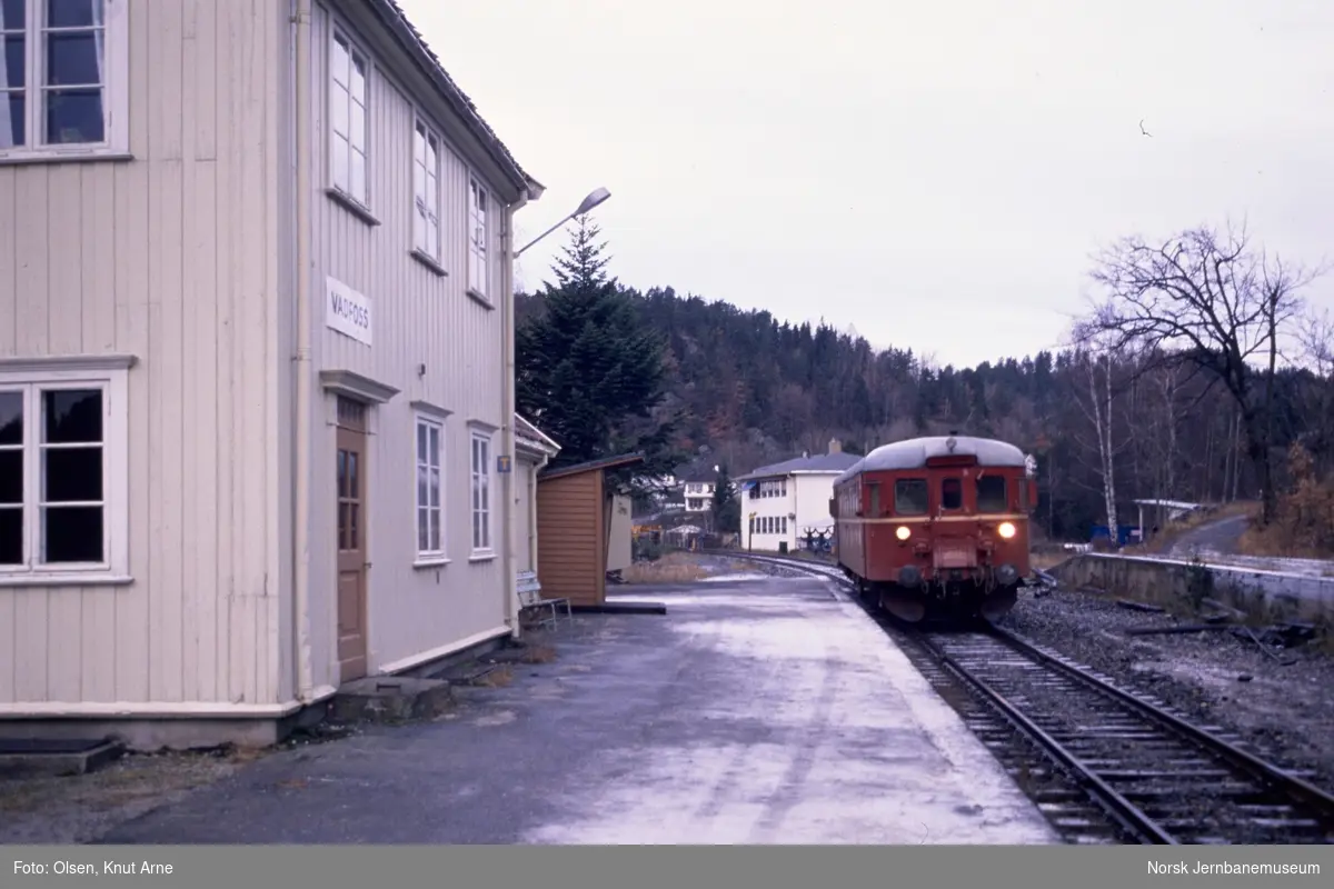 Dieselmotorvogn BM 86 13 med persontog til Kragerø på Vadfoss holdeplass