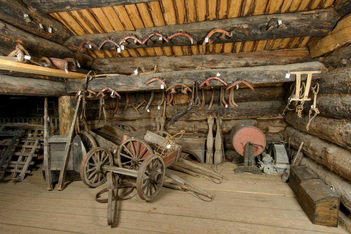 Fjøset er fra gården Steen og datert 1706. Bygningen er av tømmer over en etasje med inngang i gavlen. På taket er det villskifer som ikke er særlig vanlig i Østerdalen. Fjøset brukes i dag som utstillingslokale for landbruks- og hesteutstyr.