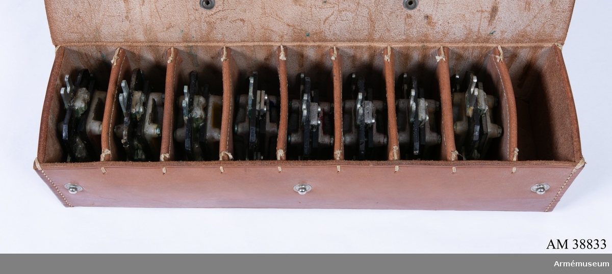 Grupp H II.
Väska till kondensatorer.
Till 1 W bärbar radiostation m/1929.
Tillbehören är en sändare, en mottagarelåda, en materiellåda, en batterilåda, en ramantenn i fodral och en väska med åtta kondensatorer. Bilaga.