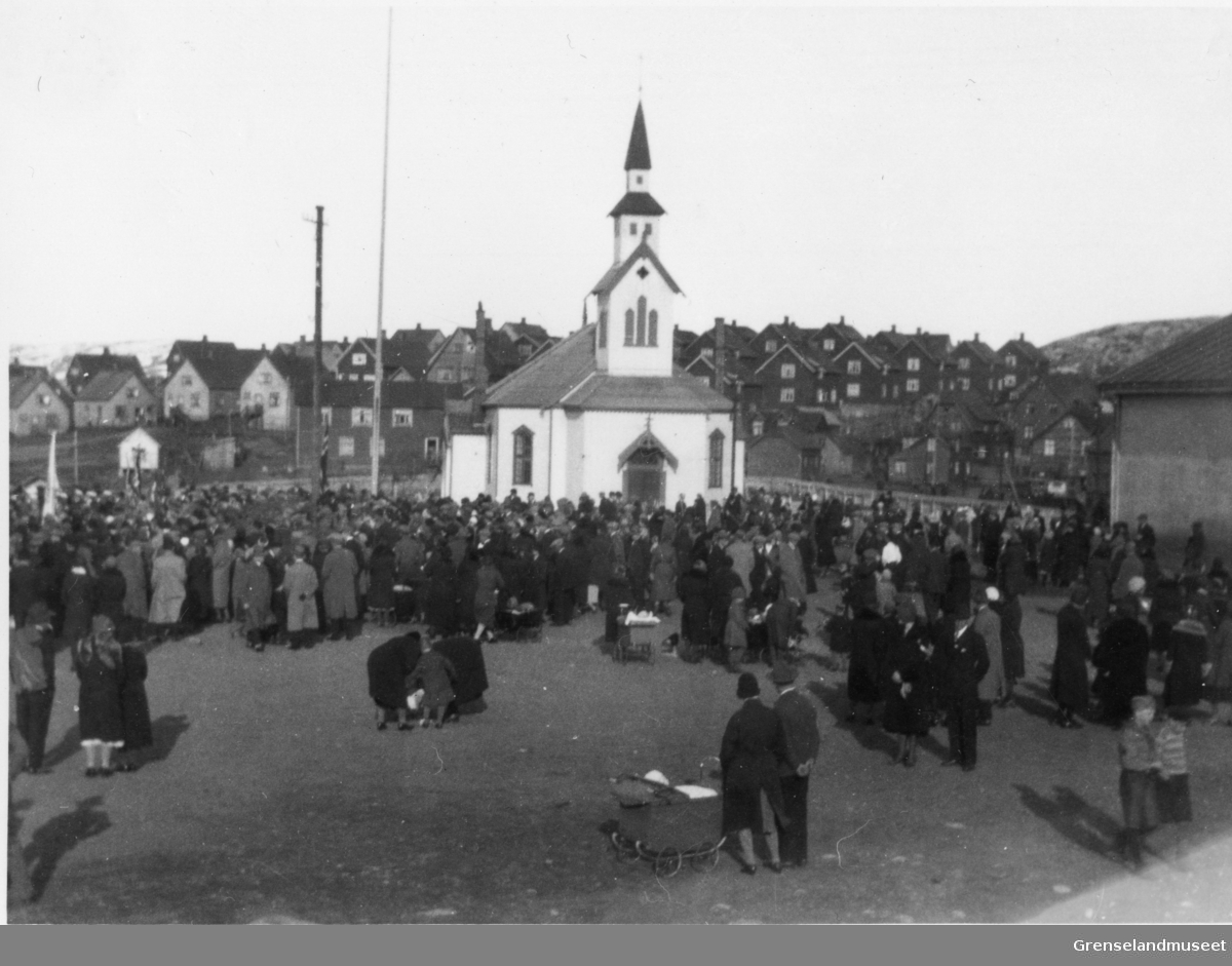 17. mai på skoleplassen i Kirkenes. Antagelig 1930.