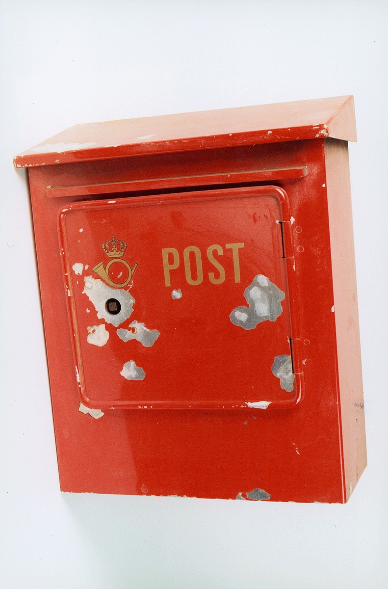 Postmuseet, gjenstander, postkasse, brevkasse, Post og posthorn med krone (postlogo).