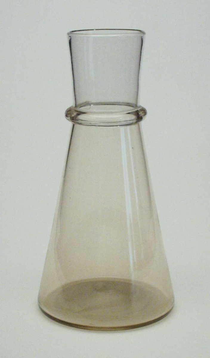 Vase eller vannkaraffel i glass med ring rundt halsen.