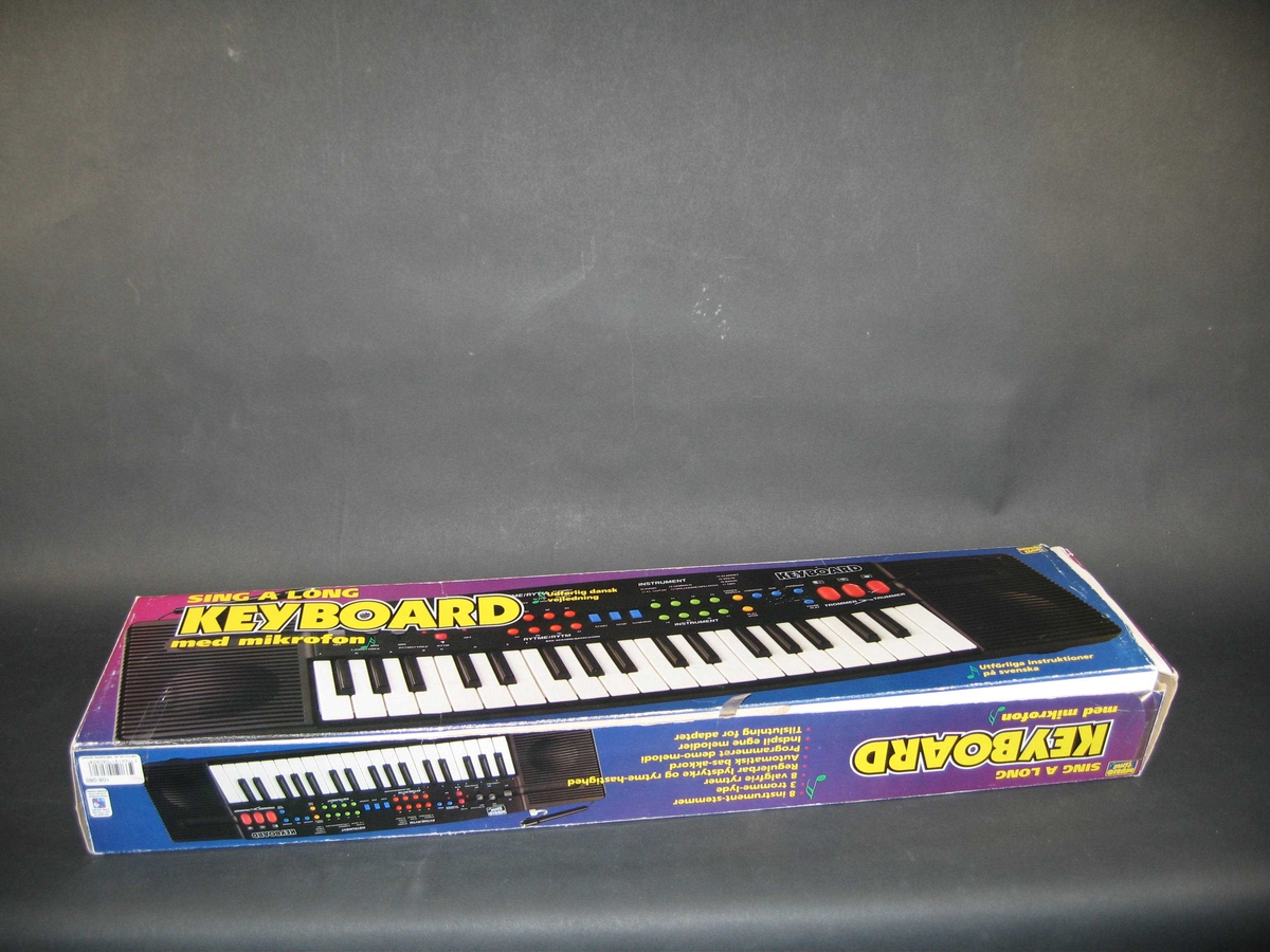 Keyboardet er et elektronisk klaverinstrument med innebygd høyttalere på siden, og med innebygd rytme. Klaviatur over tre oktaver. Man kan bruke åtte forskjellige rytmer, og instrumentet kan illudere åtte forskjellige instrumenter.