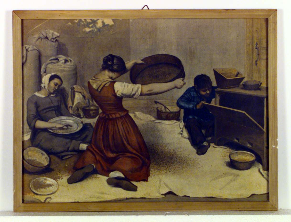 To kvinner i arbeid med rensing av korn, den ene bruker en såld. Diverse melsekker står i et hjørne og flere boller/fat står omkring. En gutt sitter på gulvet og titter inn i et slags skap.