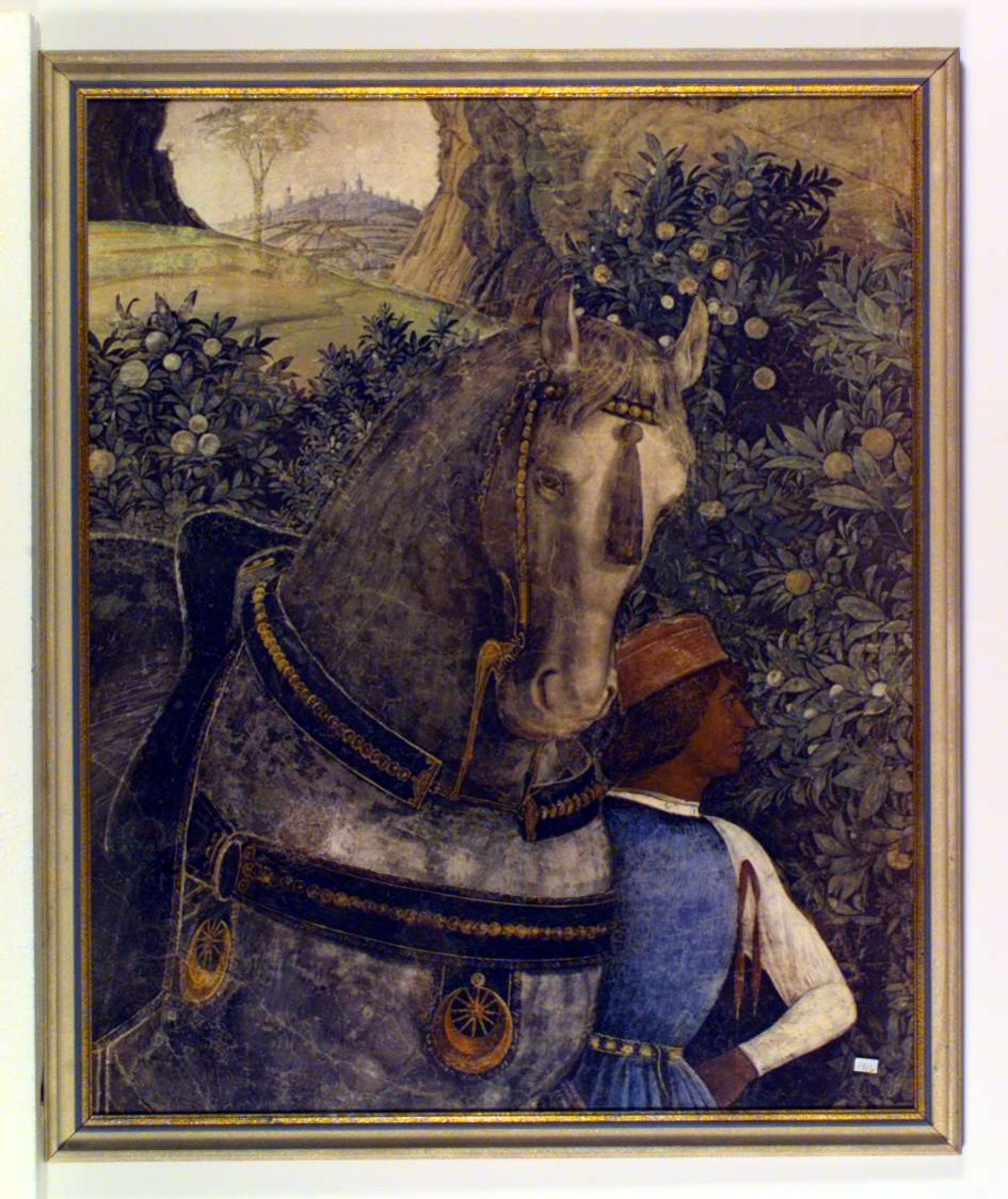 En staselig hest dominerer bildet. Den leies av en mann i renessanseklær. I bakgrunnen et italiensk landskap med en landsby med sine karakteristiske høye tårn.