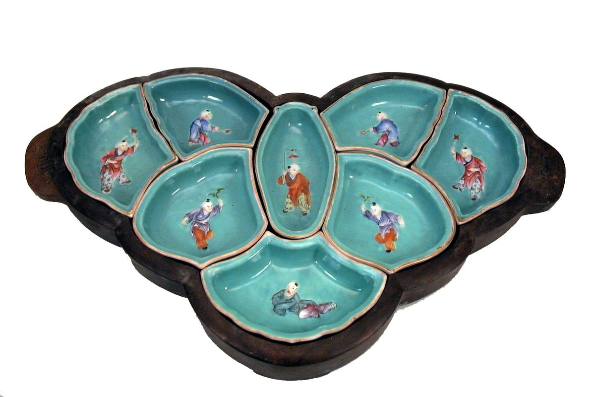 Kinesisk kabaretfat med 8 skåler. Fatet er av tre, skålene i keramikk. Dekormotiv: kinesiske mannsfigurer.