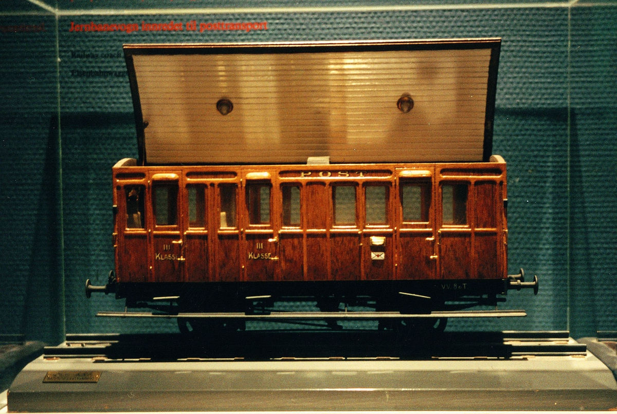 Postmuseet, utstilling, modelljernbanevogn innredet til posttransport