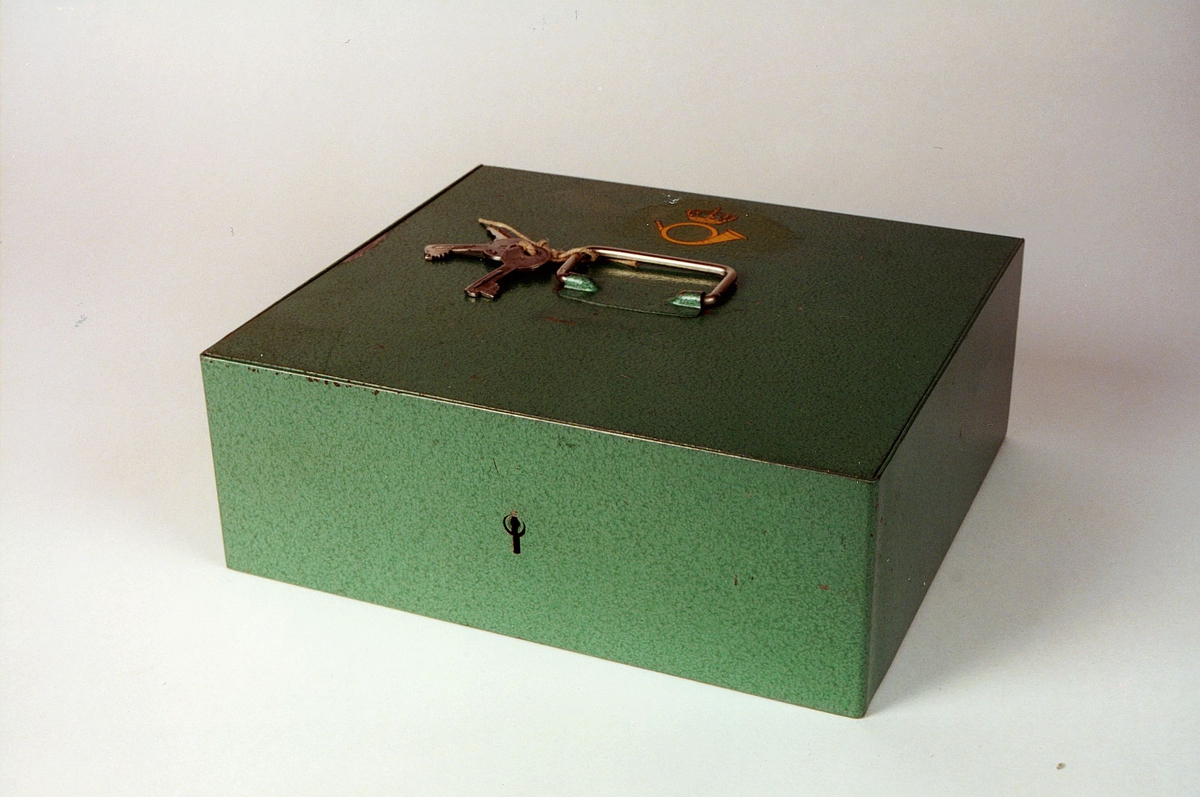 Postmuseet, gjenstander, skrin, kasseskrin med håndtak, 2 nøkler i håndtaket, Postens logo på lokket.
