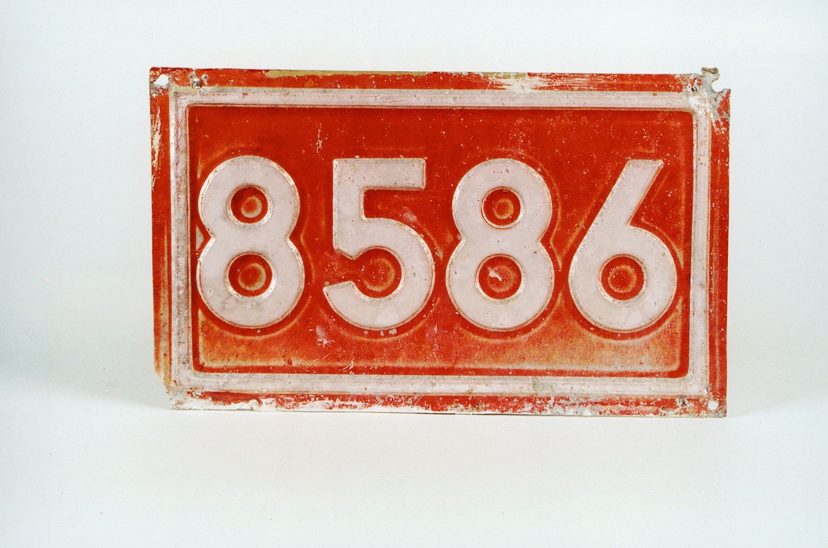 Postmuseet, gjenstander, skilt, stedskilt, nummerskilt, 8586 (Svartskard).
