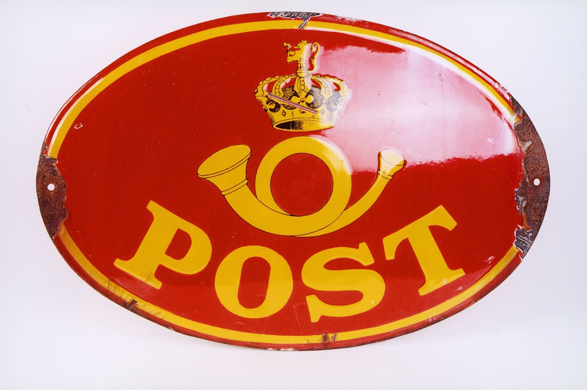 postmuseet, gjenstander, skilt, opplysningskilt, ovalt posthornskilt med løve, krone og posthorn fra 1935