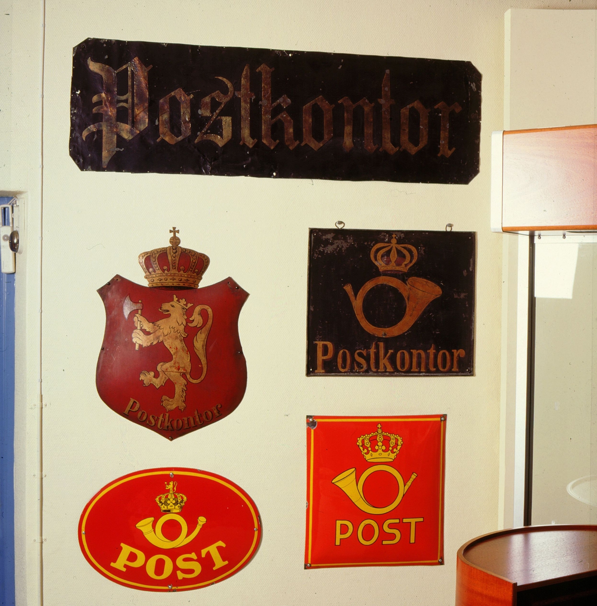 postmuseet, Kirkegata 20, utstilling, skilt, postkontorskilt, postkontor, kroner, løver, posthorn