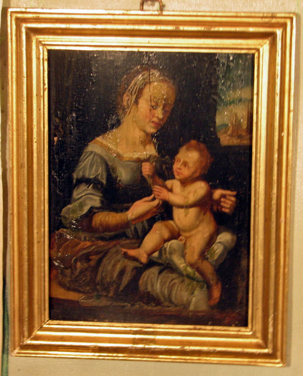 Madonna m. barnet: madonna sitter, halvfigur, høyrevendt, gråblå kjole, barnet på pute, venstrevendt, holder blomst; brun bakgrunn, gløtt av landskap med borg.
