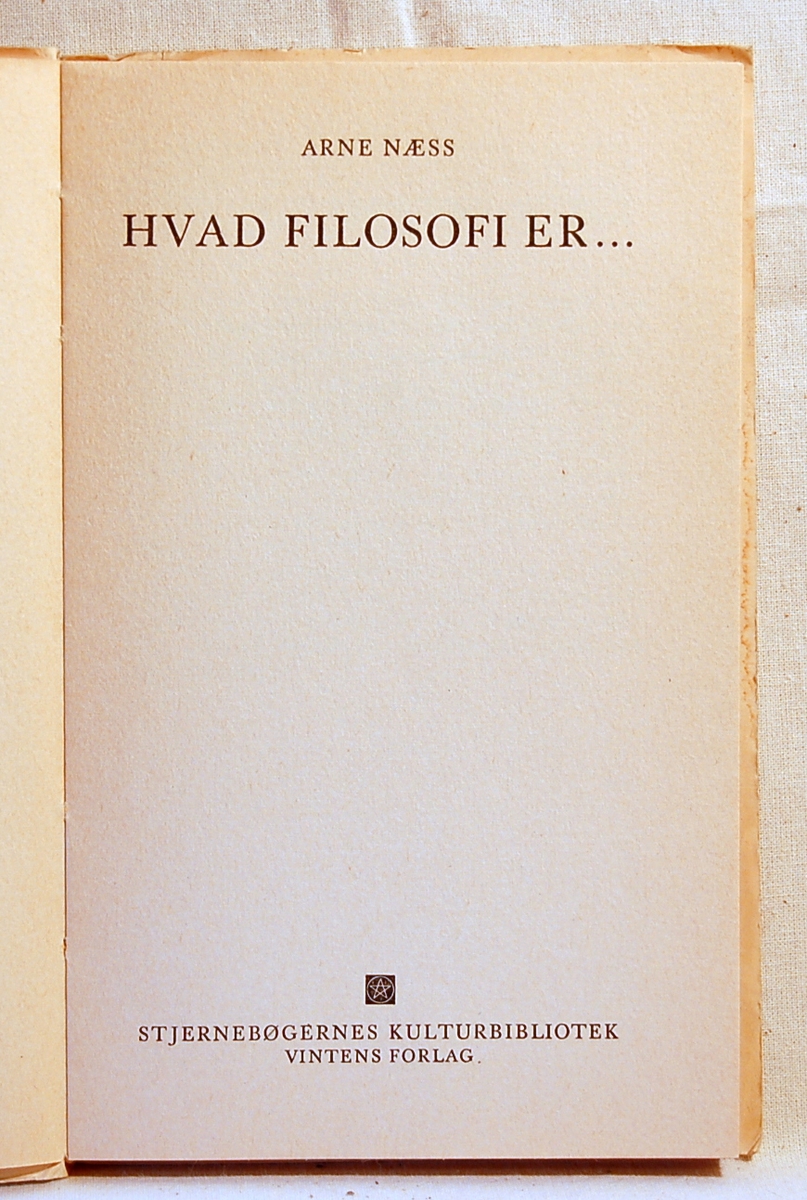 På bokens forside er et portrett av Arne Næss.