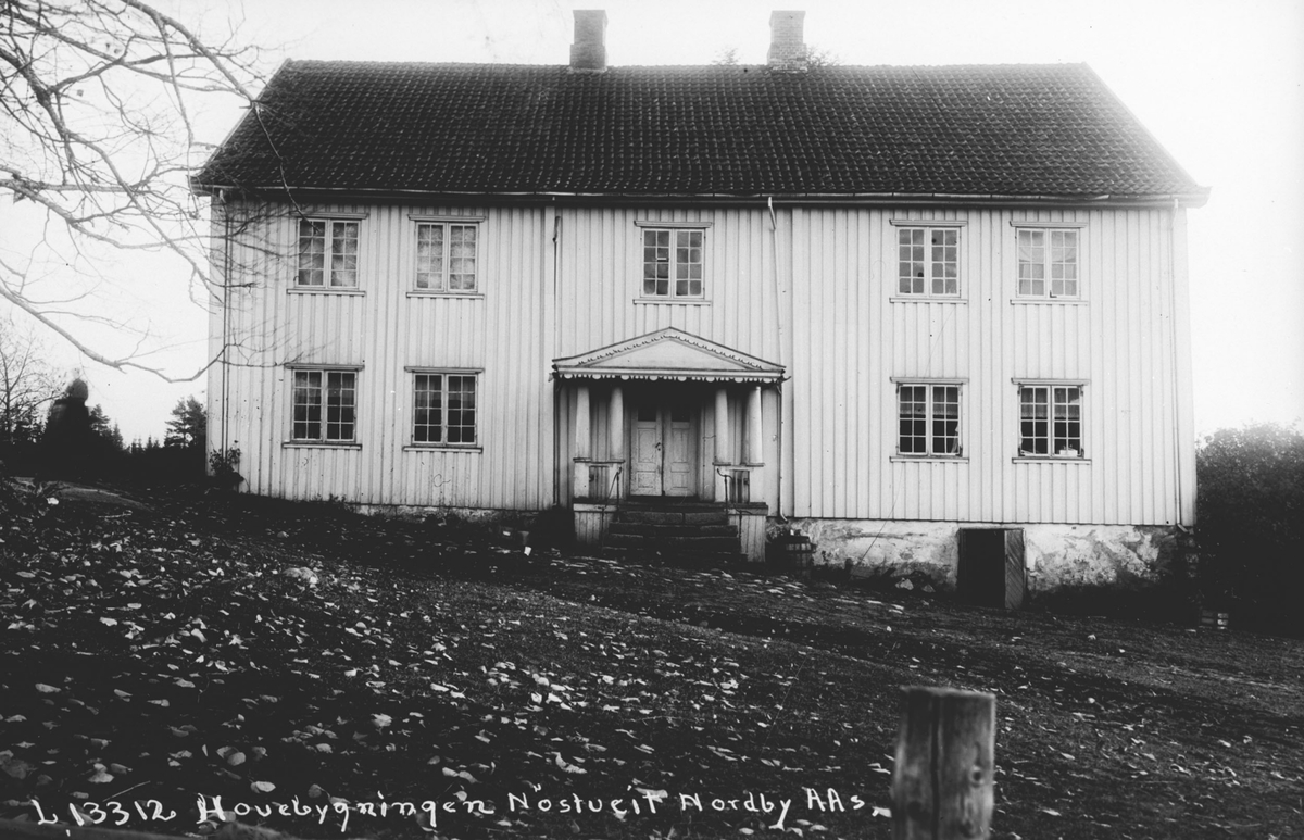 Hovedbyggningen, Nøstvedt Gård. Brant ned i 1949.