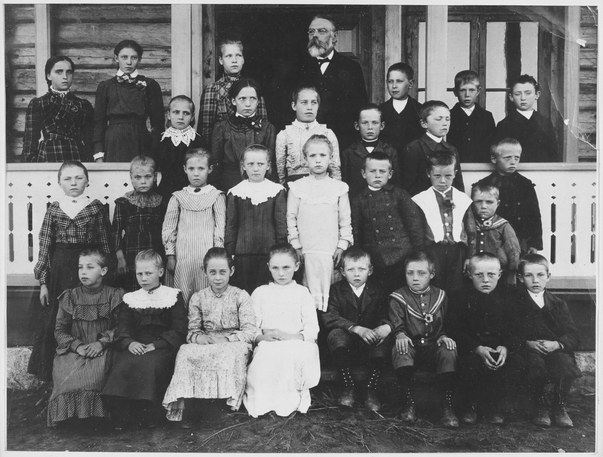 Skolebilde fra Roven skole da denne var helt ny i 1904.  Lærer Johan Gotlieb Wiesenbach med elever.