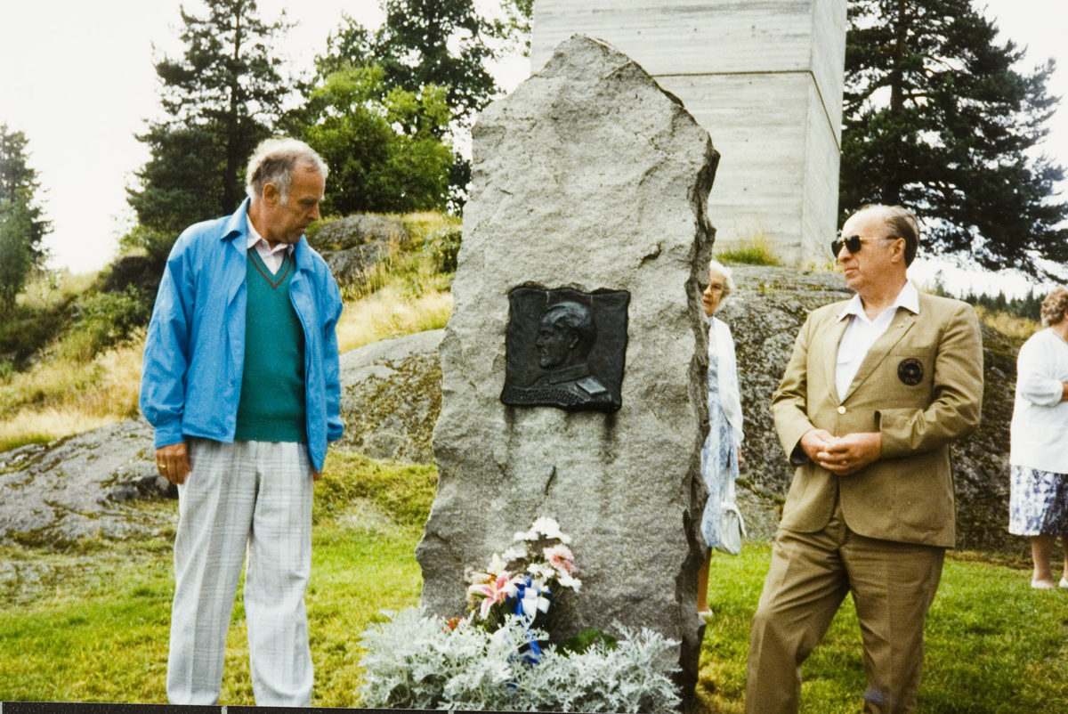 Krigsminnesmerke Flere personer rundt en bauta over Knut Thorstensen.