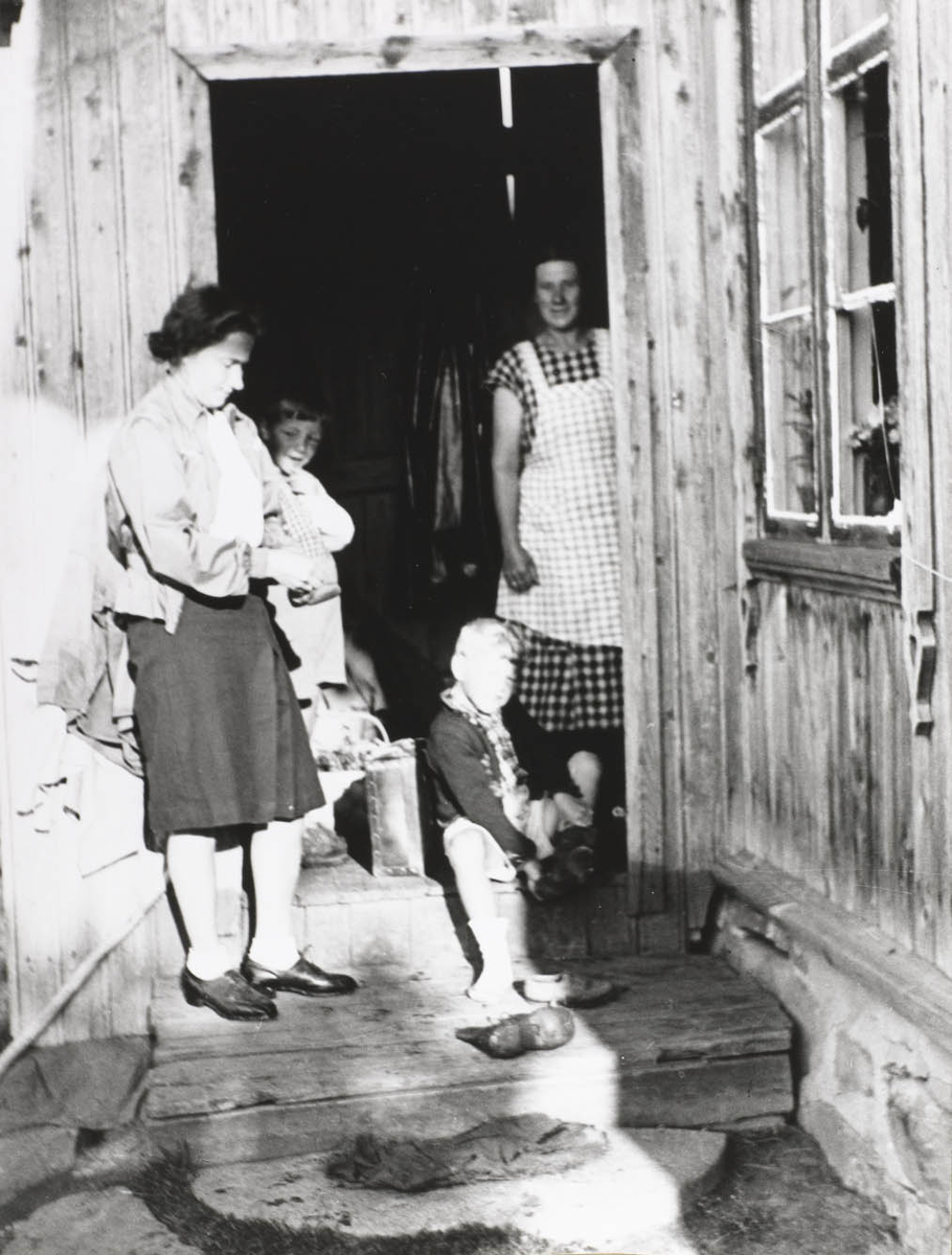 To voksne og to barn på trapp.
