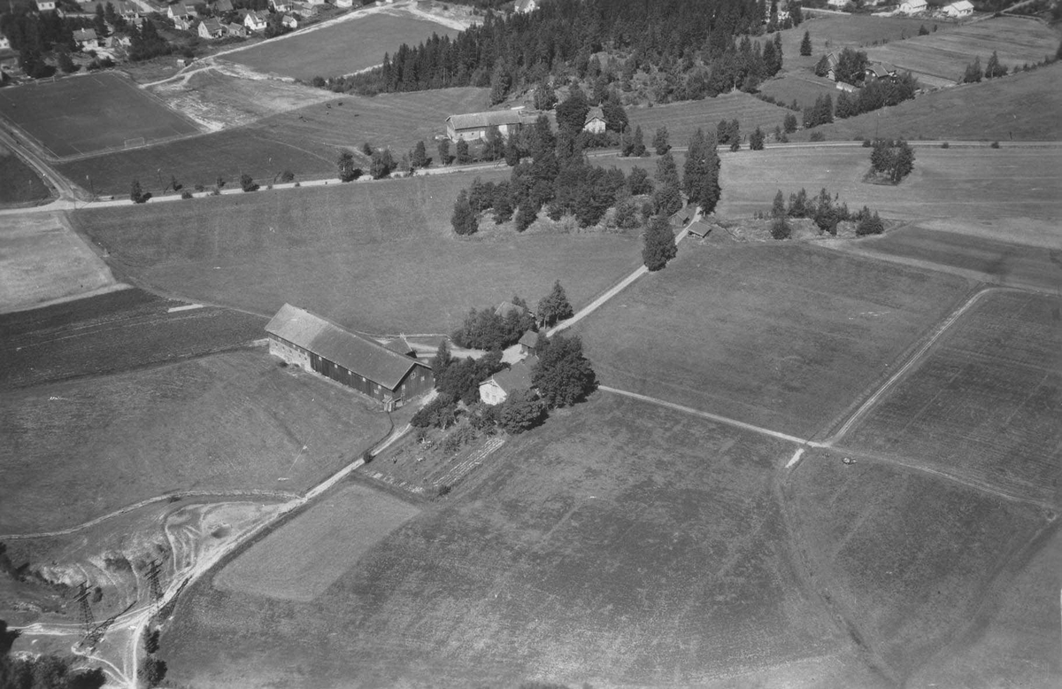 Flyfoto av Bårli gård (foran) og Bårlibakken gård (bak).