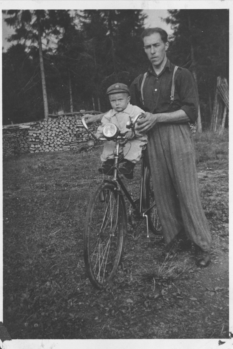 Olaf Stokker med sønnen, Frank Egil (f. 23.03.42) på sykkel.