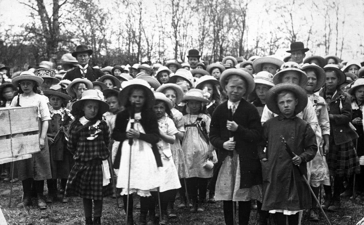 17. mai 1914 Barnetog ved Skedsmo kirke.
Over hodene på barna sees lærer Ribskog, Hope og Haavelmo