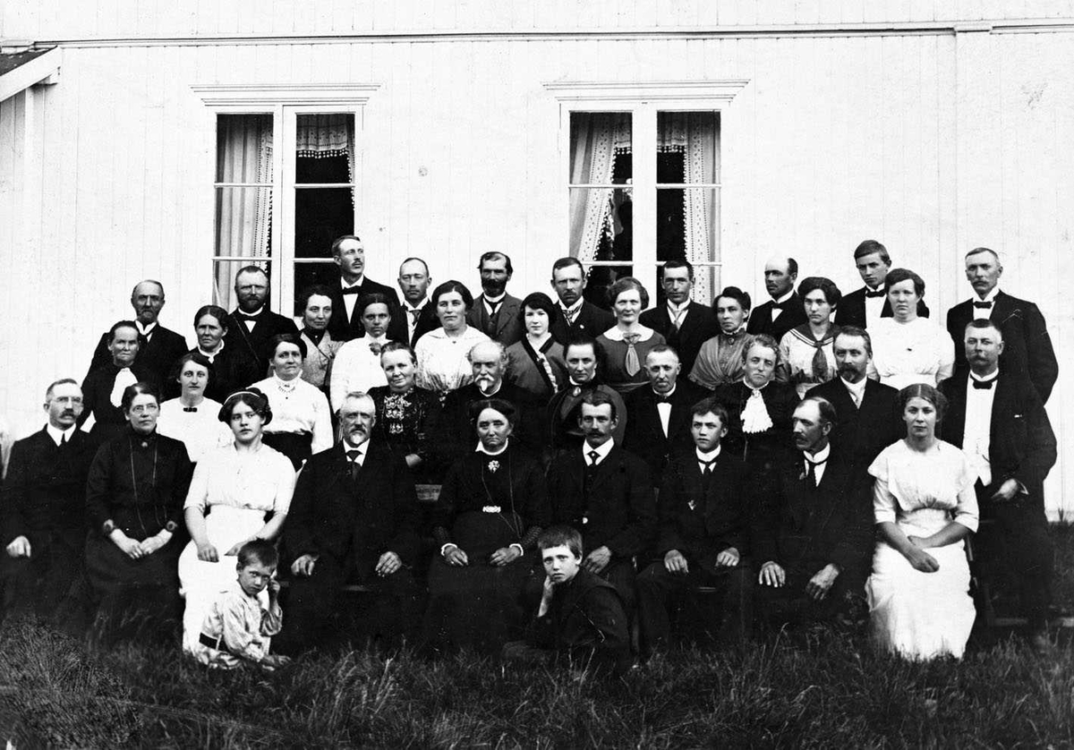 Søndre Kjus 1914. Familebilde, familie, venner og navoer feirer sølvbryllup for Emile f. Refsum og Olai Bøhnsdalen.