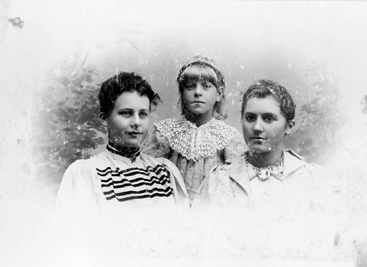 Brystbilde av tre unge mennesker.