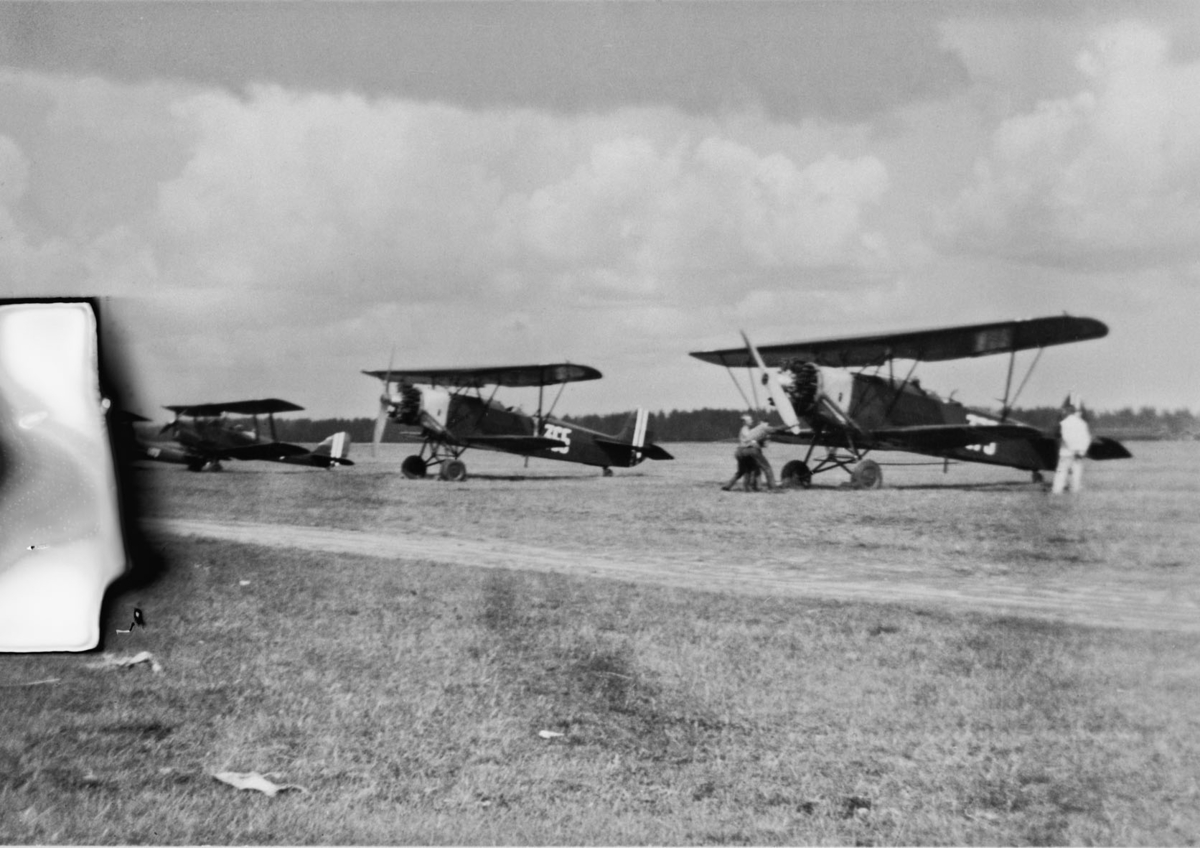 Fly parkert på Gardermoen. Flyet til venstre er en de Havilland Tiger Moth, de to andre er Fokker C.V.D.