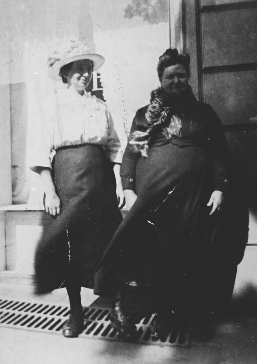 To kvinner på bytur i Oslo i forb. jubileumsutstillingen 1914.