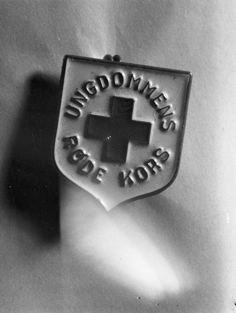 Button / pin fra Ungdommens Røde Kors.