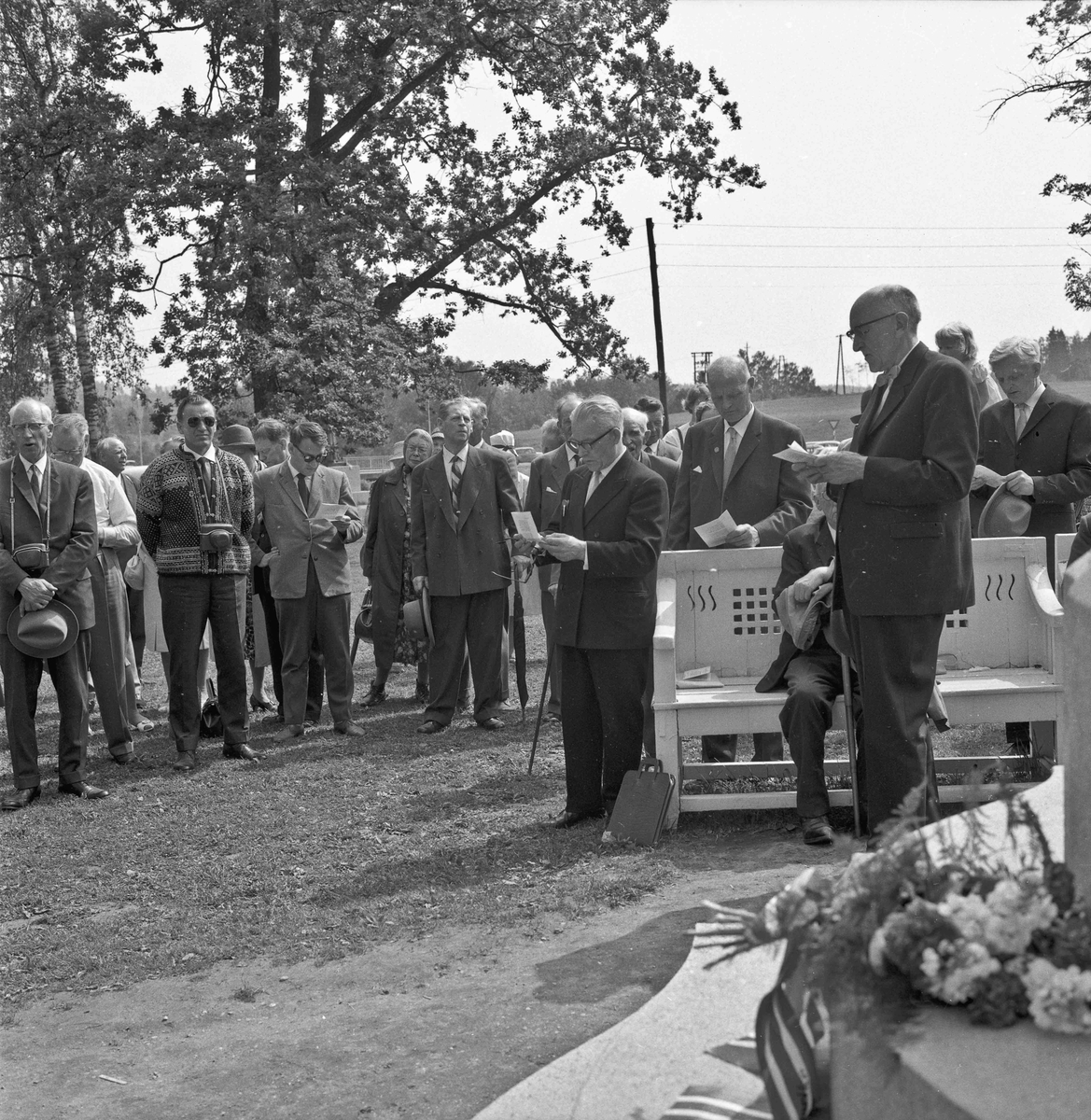 Eidsvoll Museumslag. Tilstelning ved Nicolai og Henrik Wergelands grav, samt Eidsvollbygningen 14.06.1964. Jens Røkholt til venstre for han som holder tale.