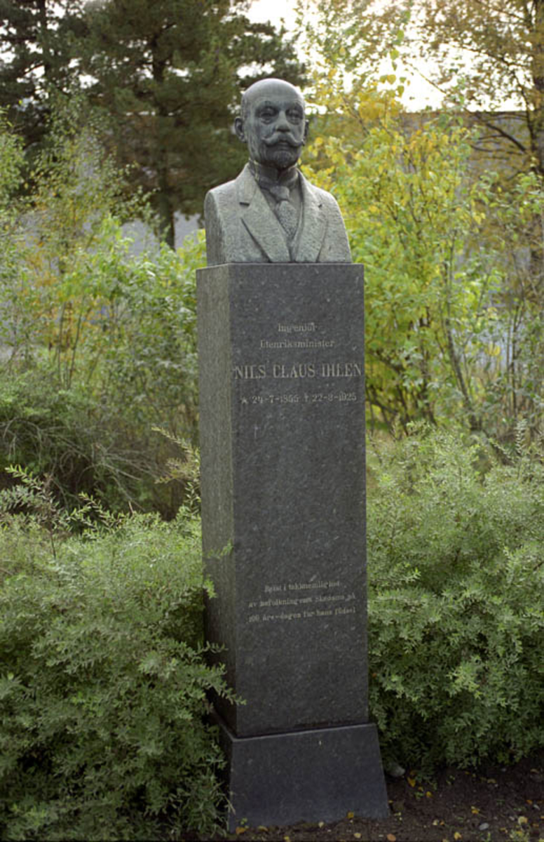 Strømmen.Minnebyste over Nils Claus Ihlen, 24.7.1855 - 22.3.1925. Reist i takknemlighet av befolkningen i Skedsmo på 100års dagen for hans fødsel.