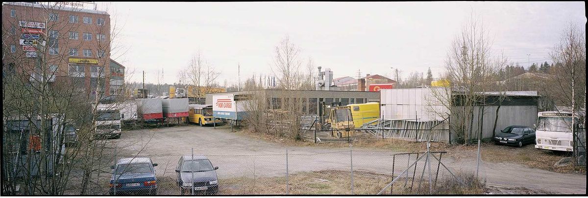 Baksiden av Adi-Tek (Gamle Trevarefabrikken) beliggende mellom Maxi og Metro.  Fotovinkel: V
