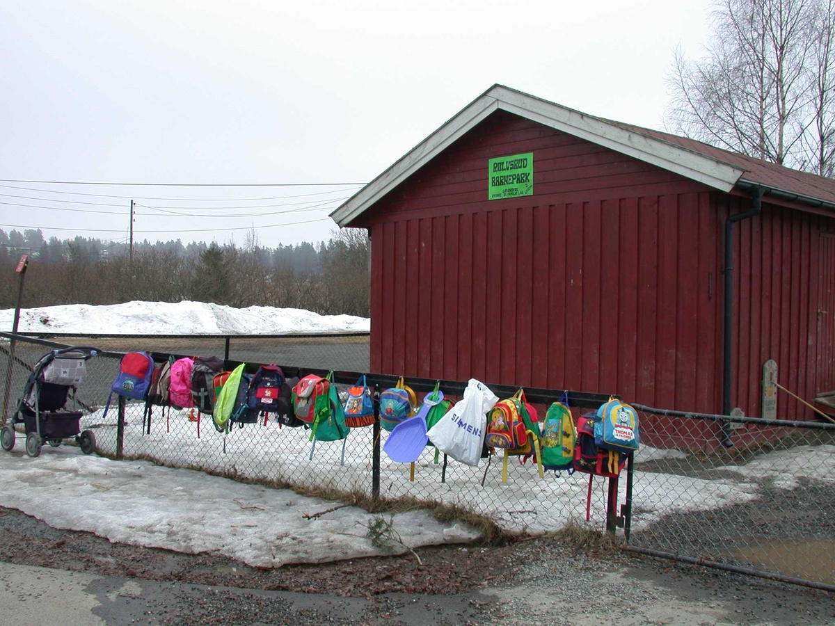 Barnas ryggsekker og bagger henger på gjerdet ved  Rolvsrud barnepark
Fotovinkel: SØ