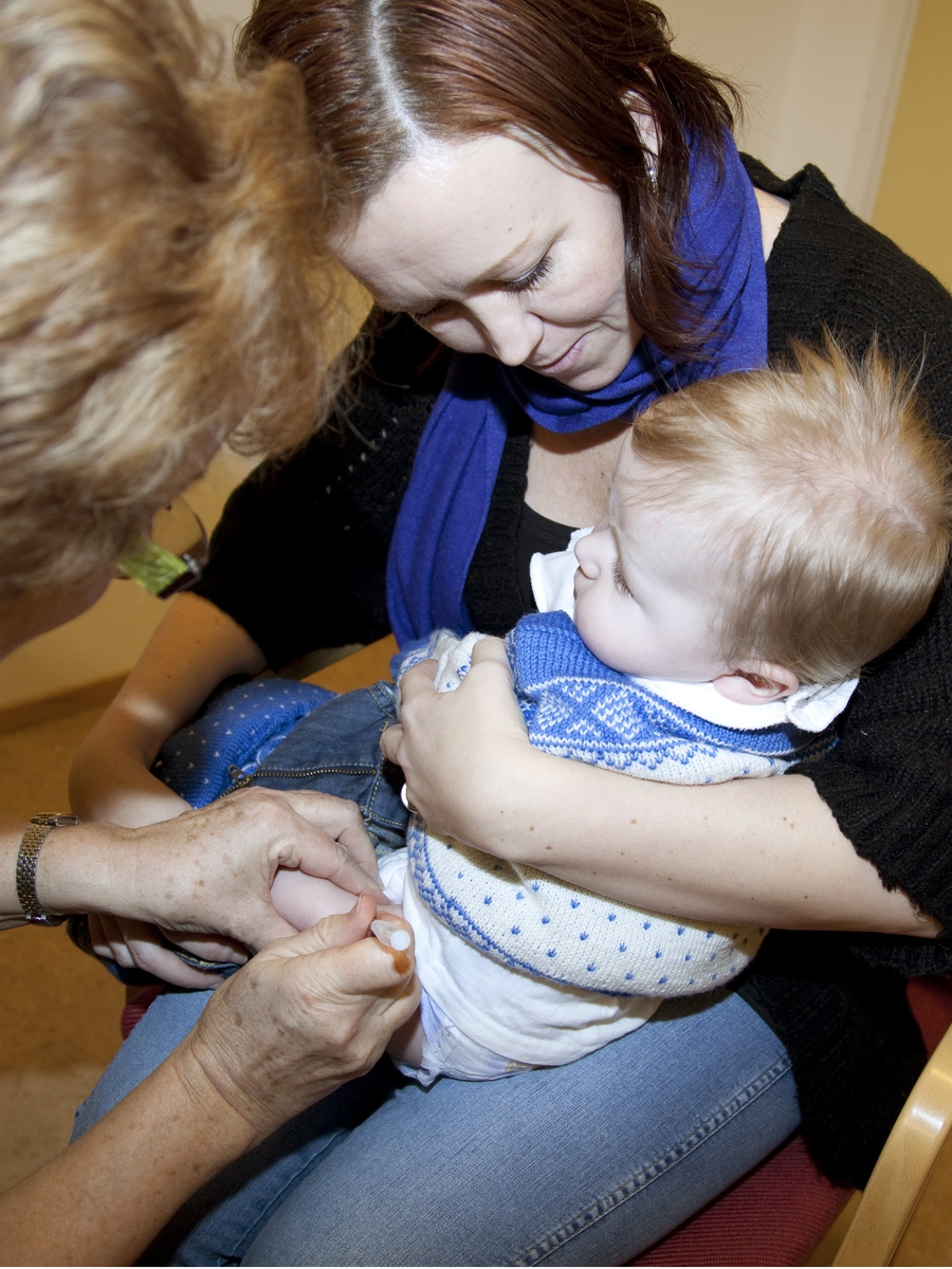 Svineinfluensa. Vaksinasjon mot svineinfluensa på Skedsmo Rådhus den 20.11.09. Vaksinasjonsområde. På vaksinasjonskontoret. Gutten vaksineres