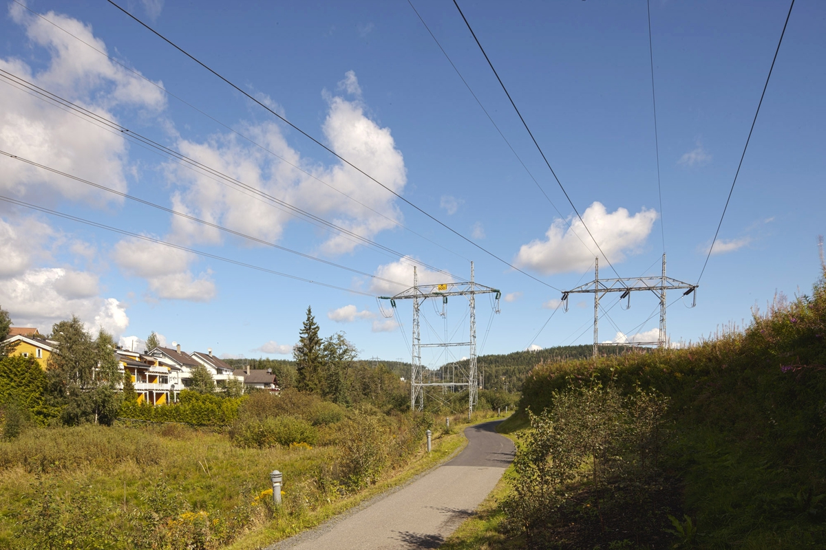 Høyspentmaster i Akershus. Høyspentmaster ved posten på Robsrud i Lørenskog kommune. Bildet er tatt mot nord.