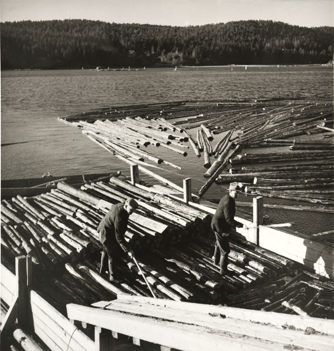 Bunting av tømmer for fløting ved Skulerud brygge.