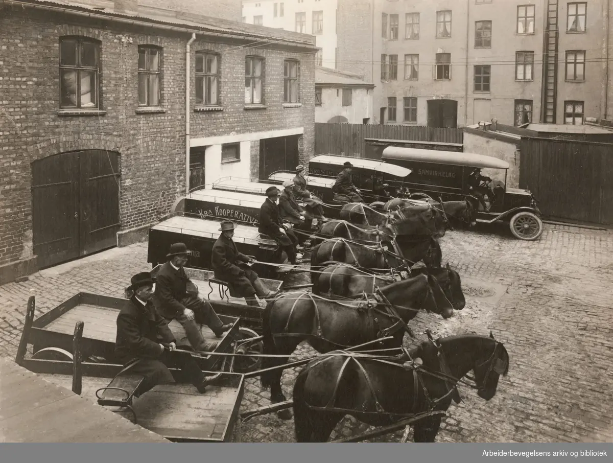Oslo Samvirkelag..Kristiania Samvirkelags hestekjøretøy og biler på gårdsplassen i Helgesens gate 14,.oktober 1916...