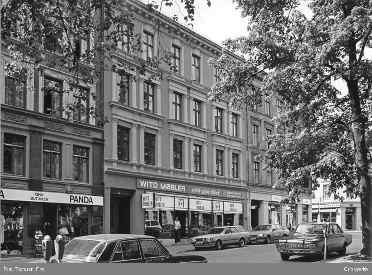Renovert bygård. Opp-pusset dekorert fasade på Olaf Ryes plass 7. Markveien. Møbelbutikk, WITO MØBLER, kinabutikken PANDA.