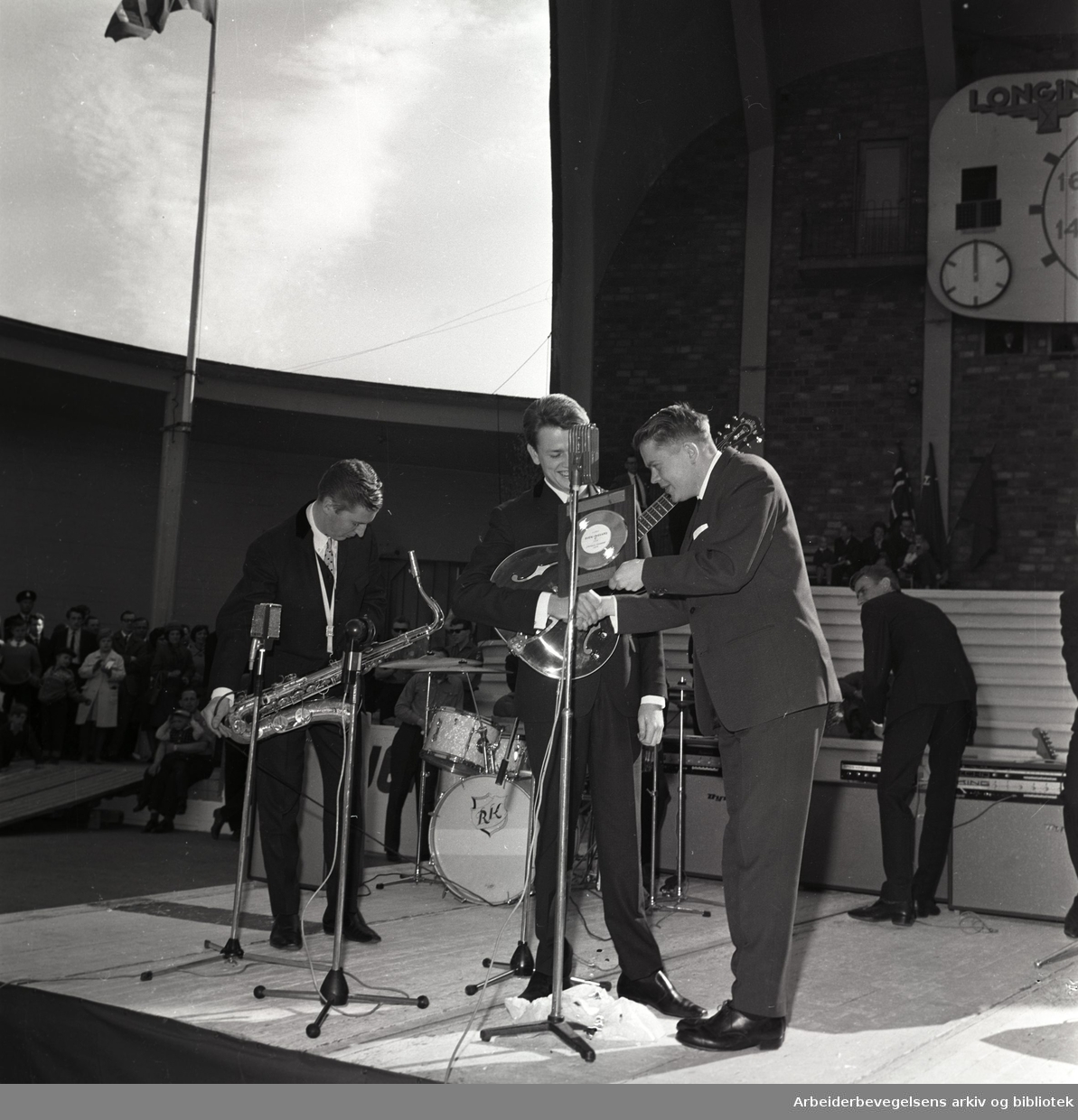 1. mai 1965 i Oslo.Framfylkingens arrangement på Jordal Amfi..Sven-Ingvars mottar Arbeiderbladets Gullplate for singelen: "Frøken Fräken" av Erik Heyerdahl
