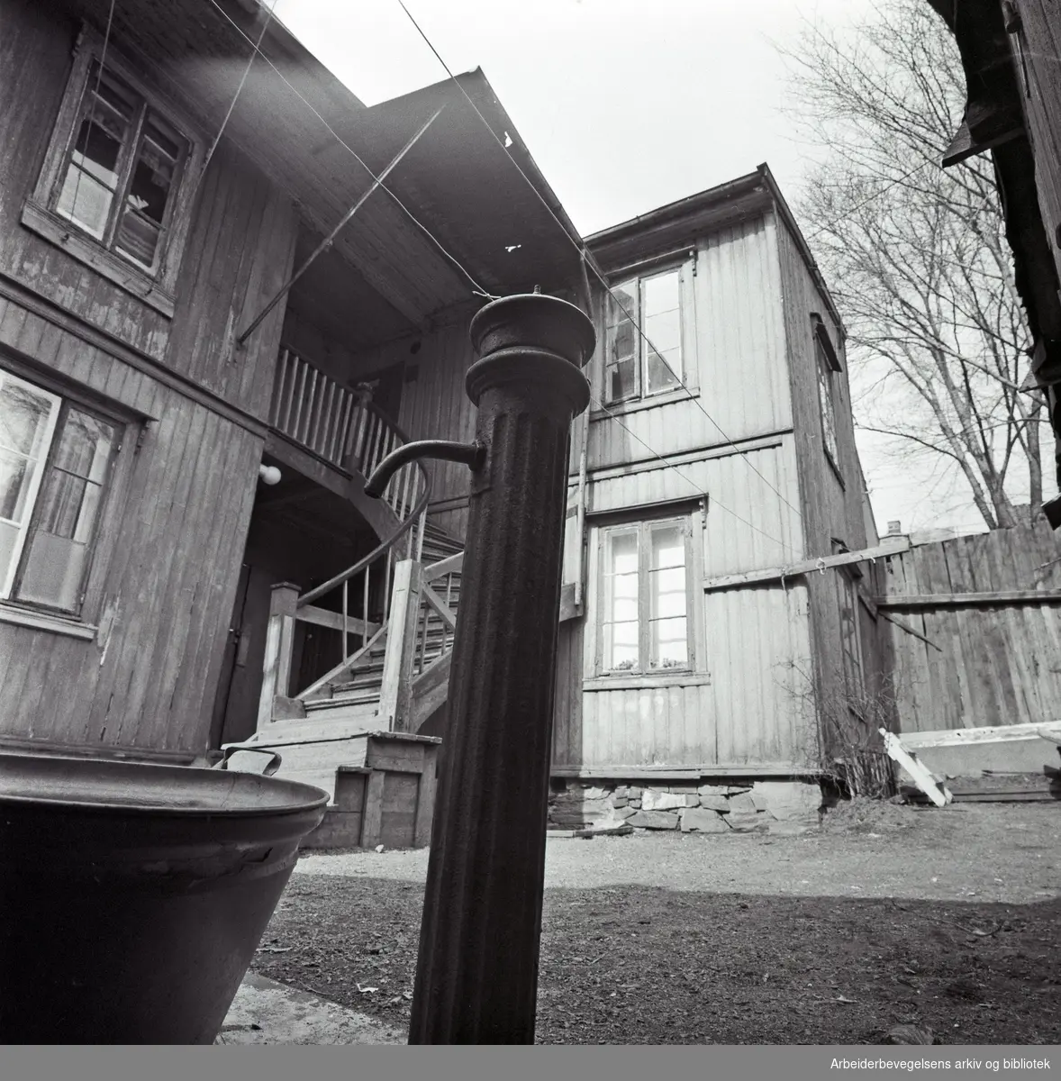 Bakgård med vannpost, Norderhovgata 17 på Kampen,.april 1975