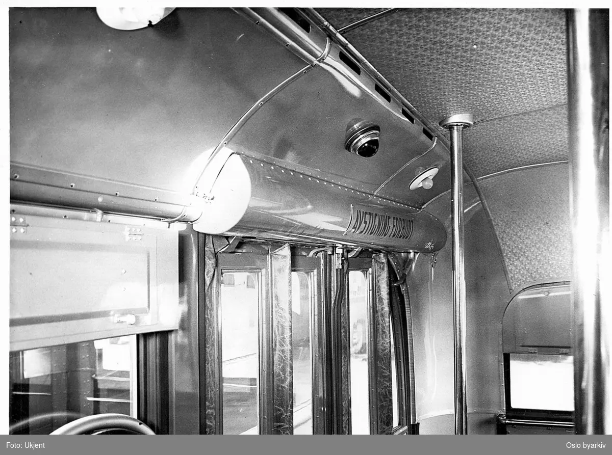 Interiør, detalj over bakdør i Vickers trolleybuss, stoppsignallampe